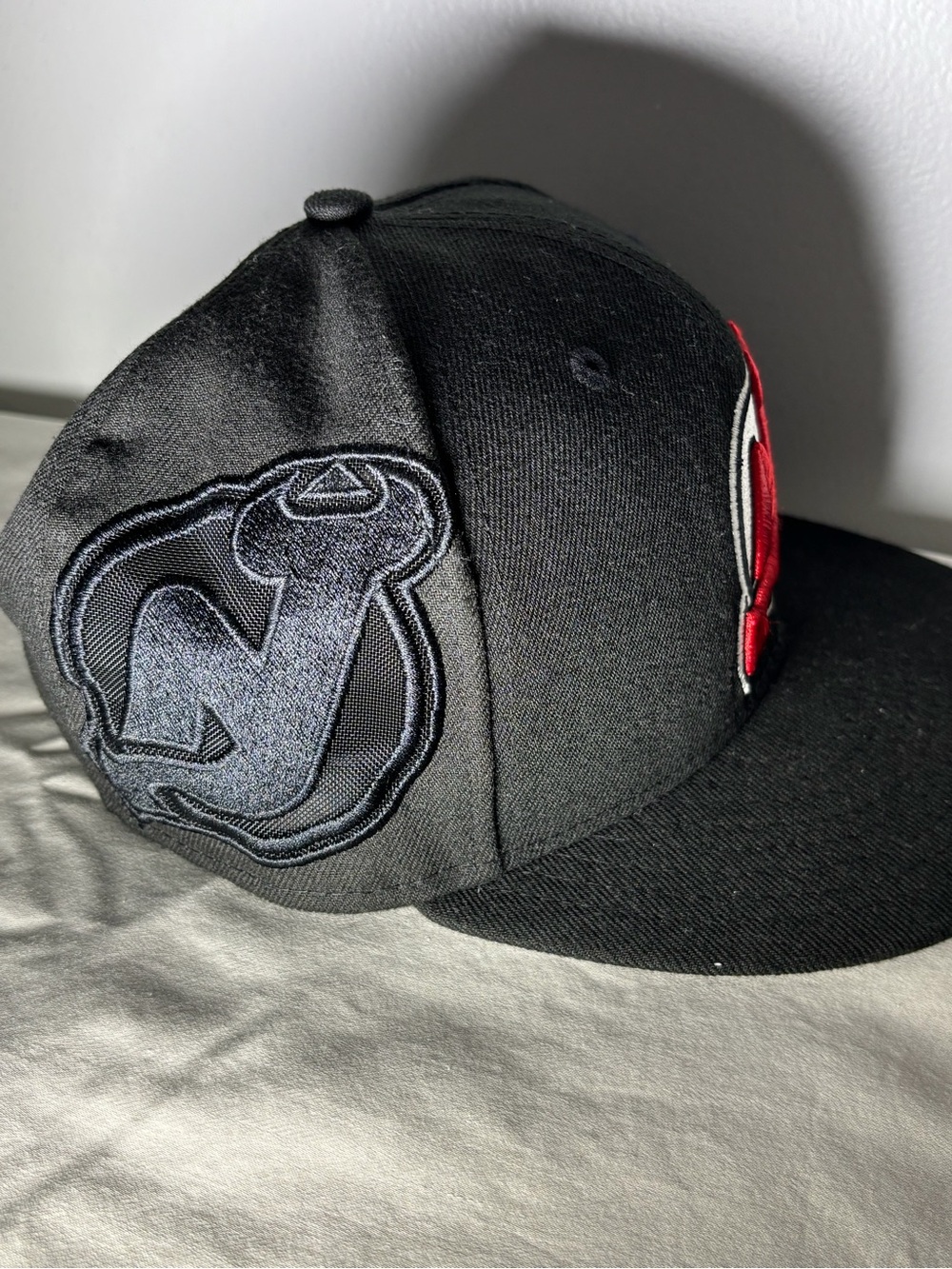 New Era 59FIFTY New Jersey Devils NHL Fitted Cap Hat 6 7/8 Black Red worn twice